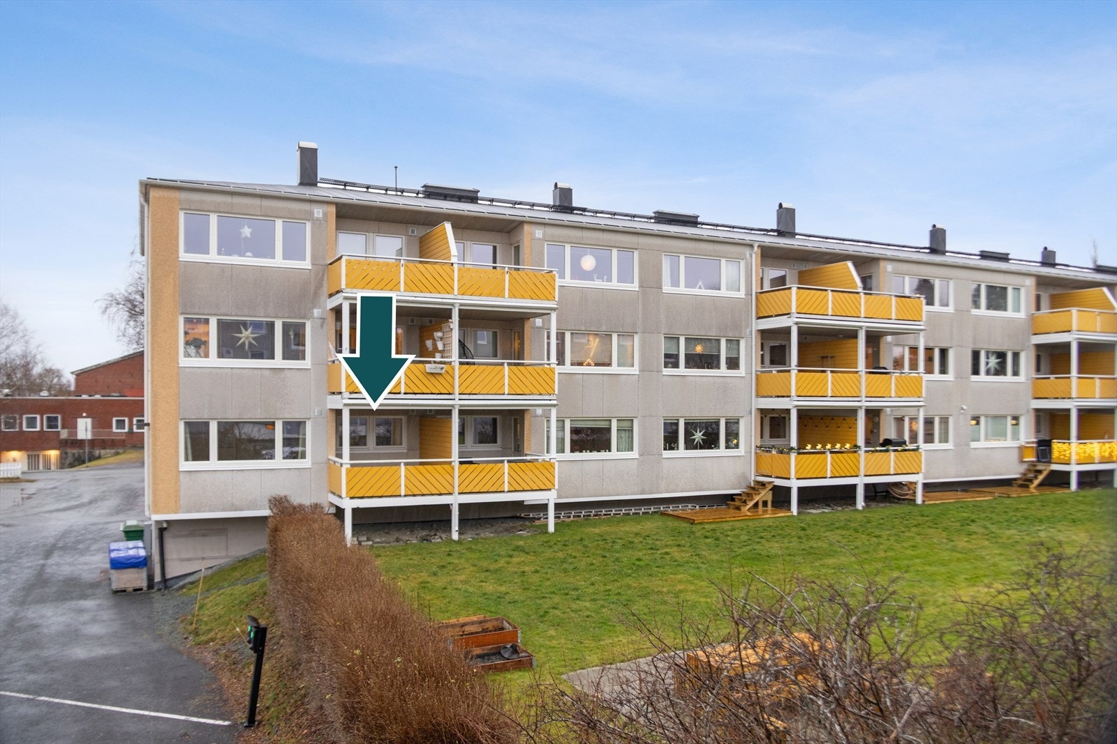 Romslig 3-roms endeleilighet med ekstra vinduer og utmerket beliggenhet i høy 1. etasje. Vestvendt veranda. Galleribilde