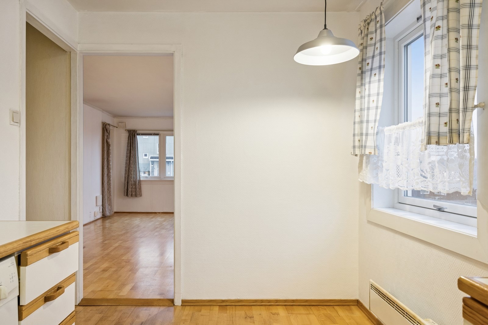 Kjøkkenets størrelse gir plass til en liten spisegruppe. Legg merke til at dette er endeleilighet med ekstra vindu. Galleribilde