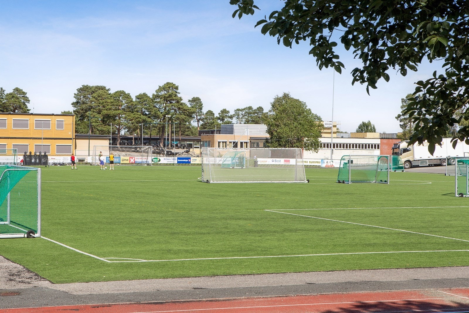 Det er kort vei til flotte idrettsanlegg, skole og barnehage. Galleribilde