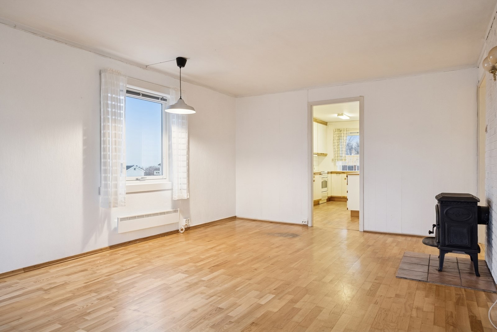 Romslig og lys stue. Galleribilde