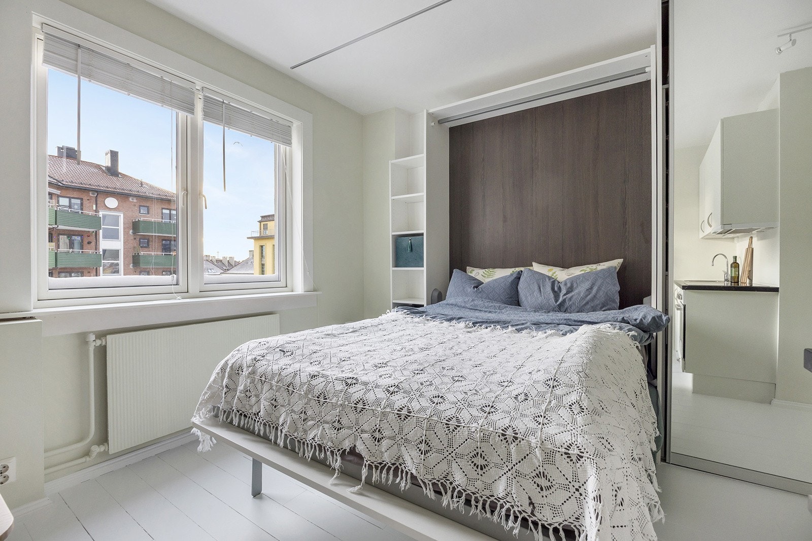 Meget smart og praktisk sengeløsning i medfølgende sengeskap som felles enkelt ned over sofaputer Galleribilde