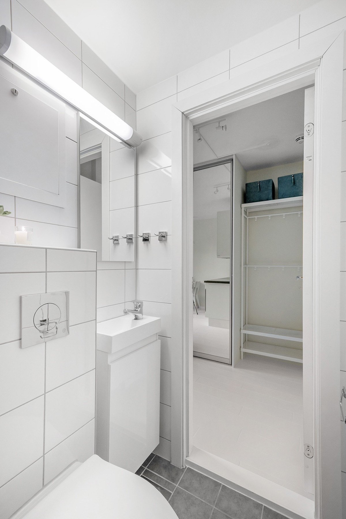 God plass til oppbevaring av yttertøy ved inngangsdør samt skyvedørsgarderobe Galleribilde