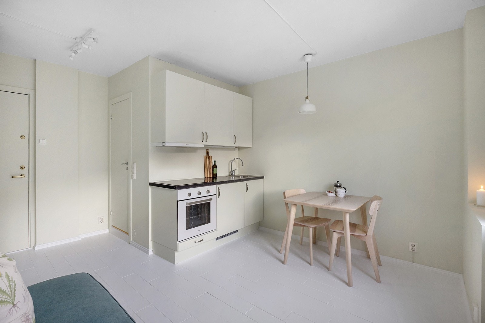 HTH kjøkken. Komfyr med induksjonstopp og kjøleskap medfølger. Galleribilde