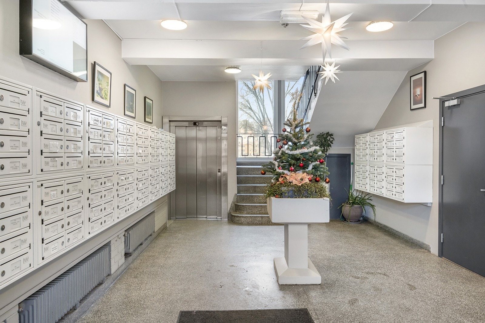 Inngangsparti, det er heis i bygget. Galleribilde