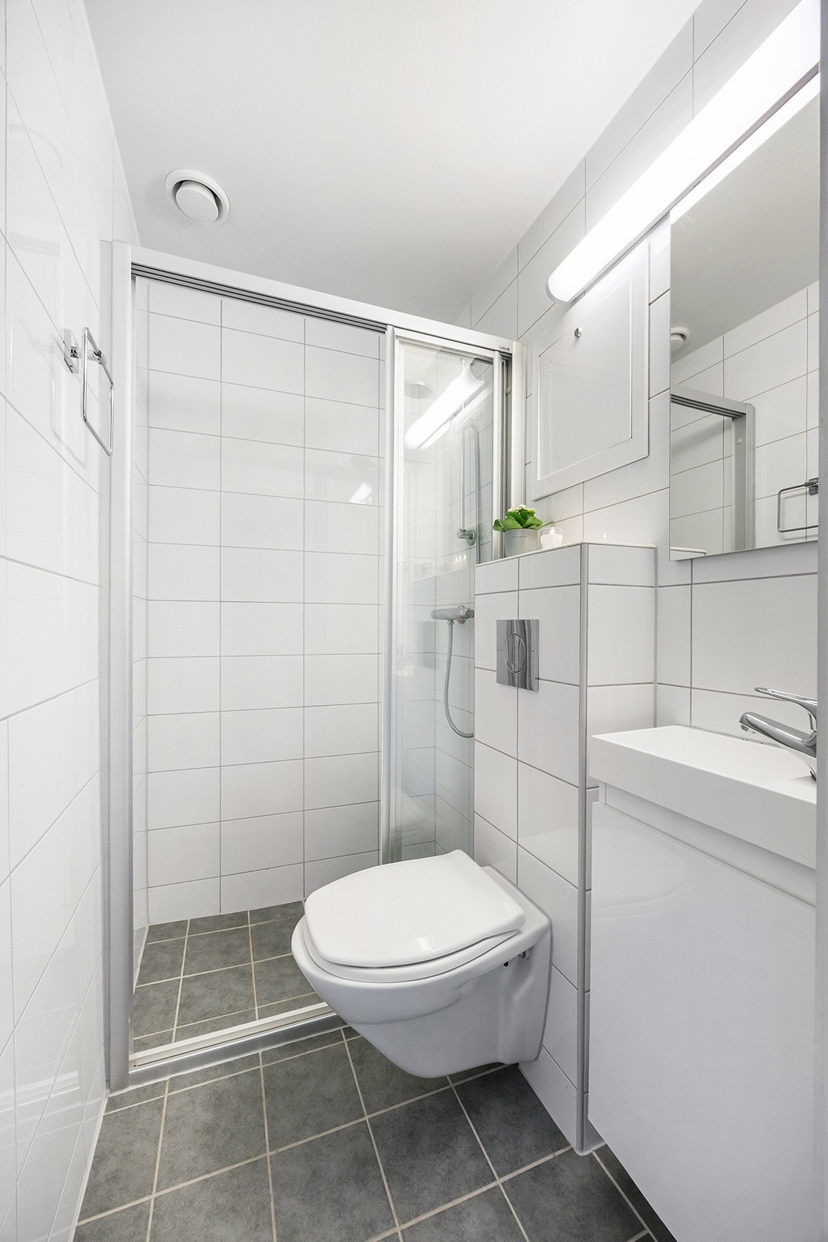 Pent og flislagt bad. Badet er pusset opp i regi av borettslaget, og var ferdigstilt i 2014. Galleribilde