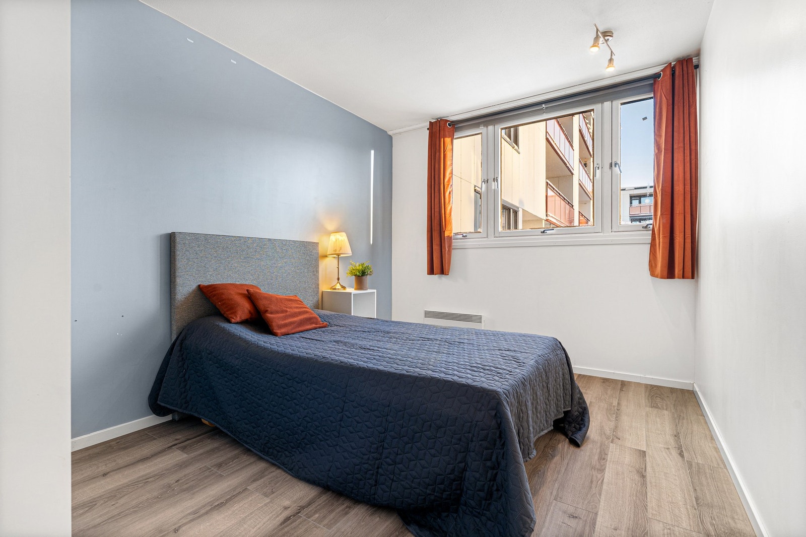 Romslig hovedsoverom på 10,5 m², med store vindusflater som gir en åpen og luftig atmosfære med naturlig lysinnslipp. Galleribilde