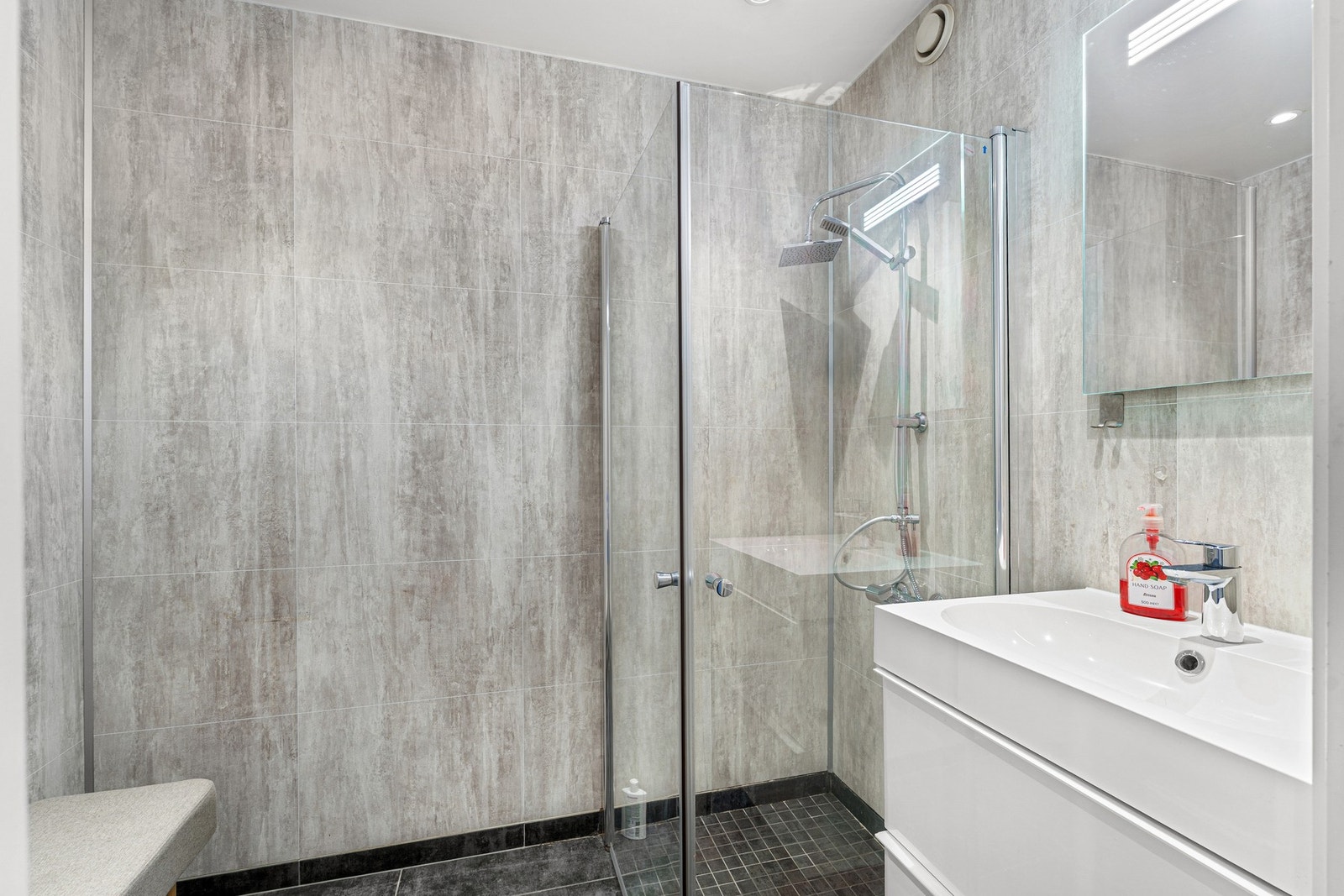 Pent baderom med behagelig gulvvarme. Galleribilde