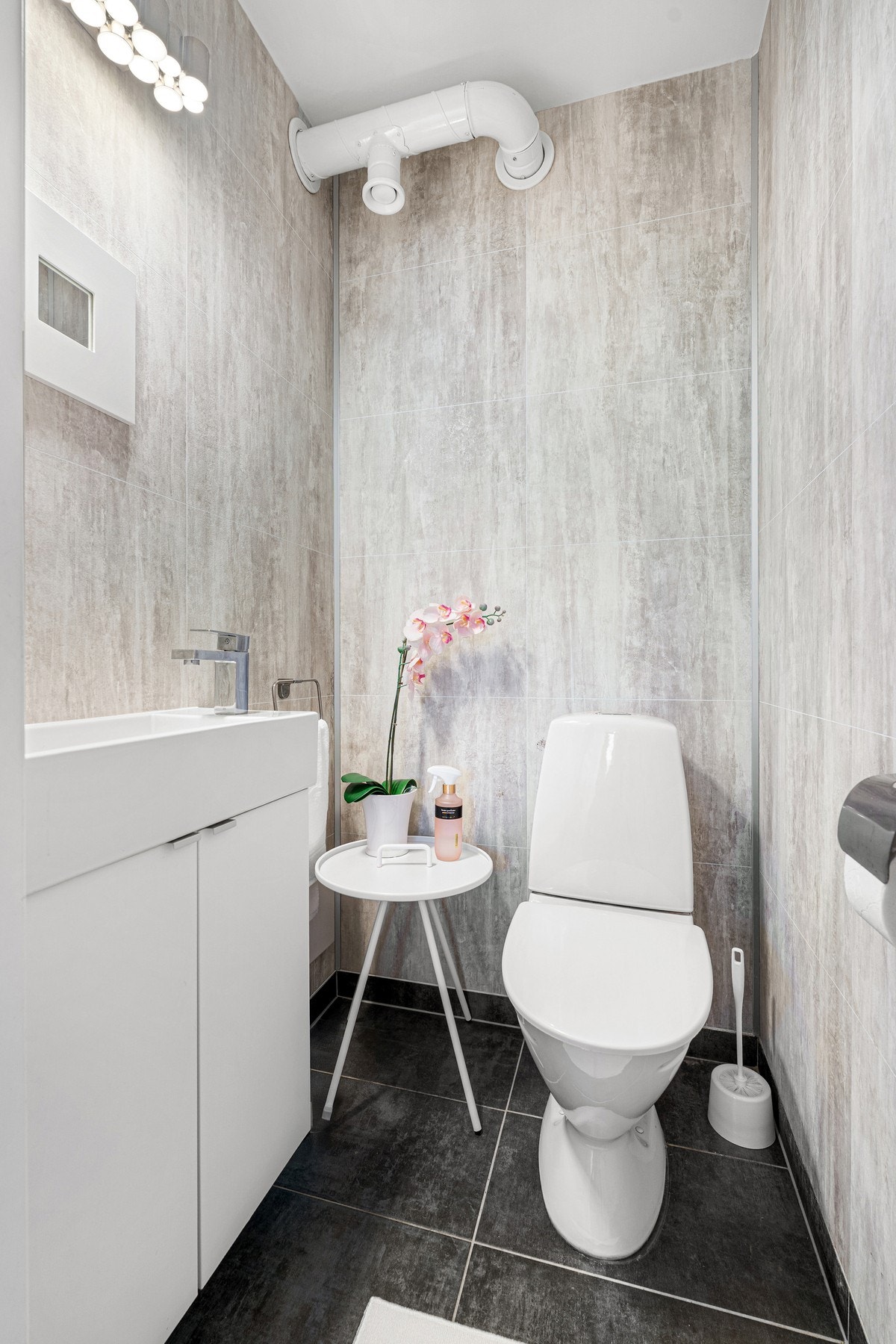 Separat toalettrom med flislagt gulv, vurdert til TG1 av takstmann. Galleribilde