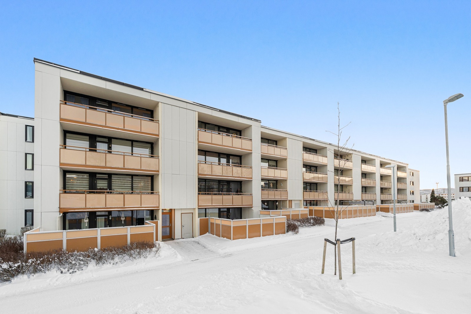 Leiligheten ligger i et rolig og etablert boligområde på Saupstad. Meget barnevennlig område med lite trafikk og lekeplasser for barn i gatetun. Galleribilde