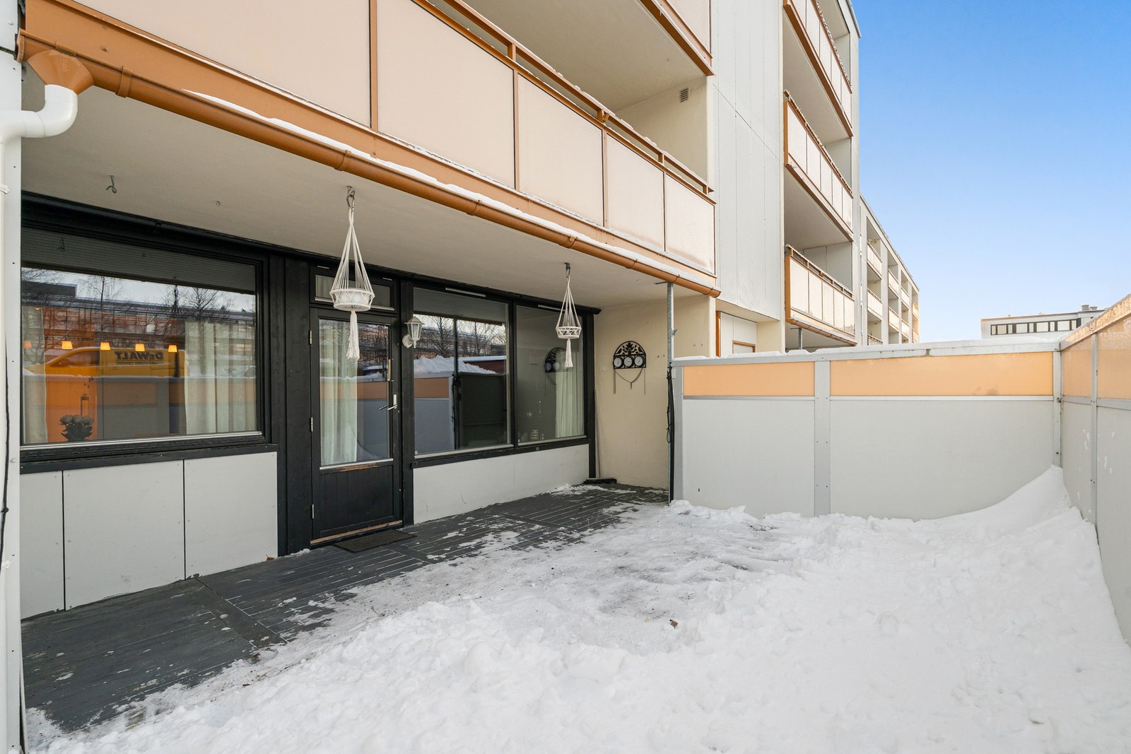 Fra stuen er det direkte utgang til en vestvendt skjermet terrasse med ypperlige solforhold. Galleribilde