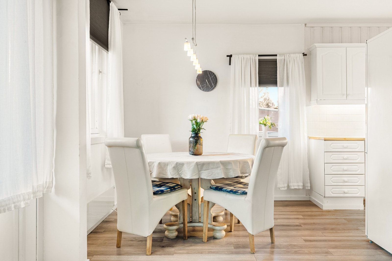 God plass til langbord, perfekt for hyggelige middager og sosiale sammenkomster med venner og familie. Galleribilde