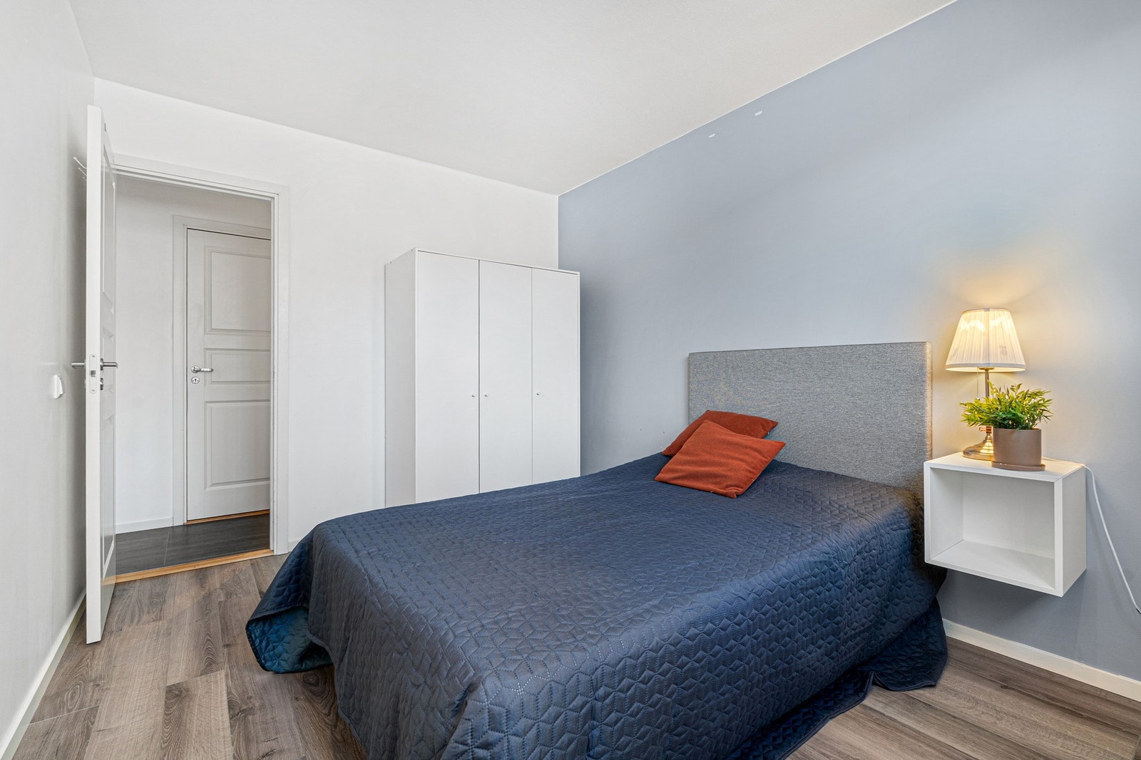 God plass til dobbeltseng samt ulike garderobeløsninger. Galleribilde