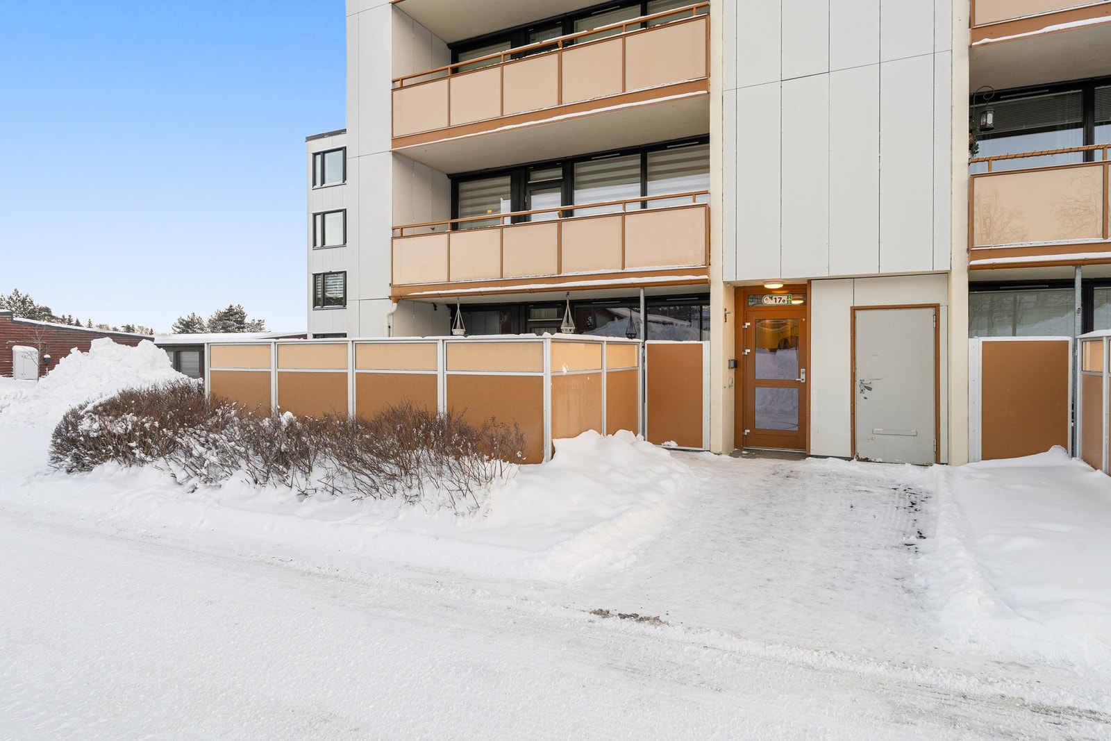 Parkering på felles parkeringsplass i borettslaget med 445 ladepunkter for elbil. Mulighet for garasjeplass som tildeles av TOBB. Galleribilde