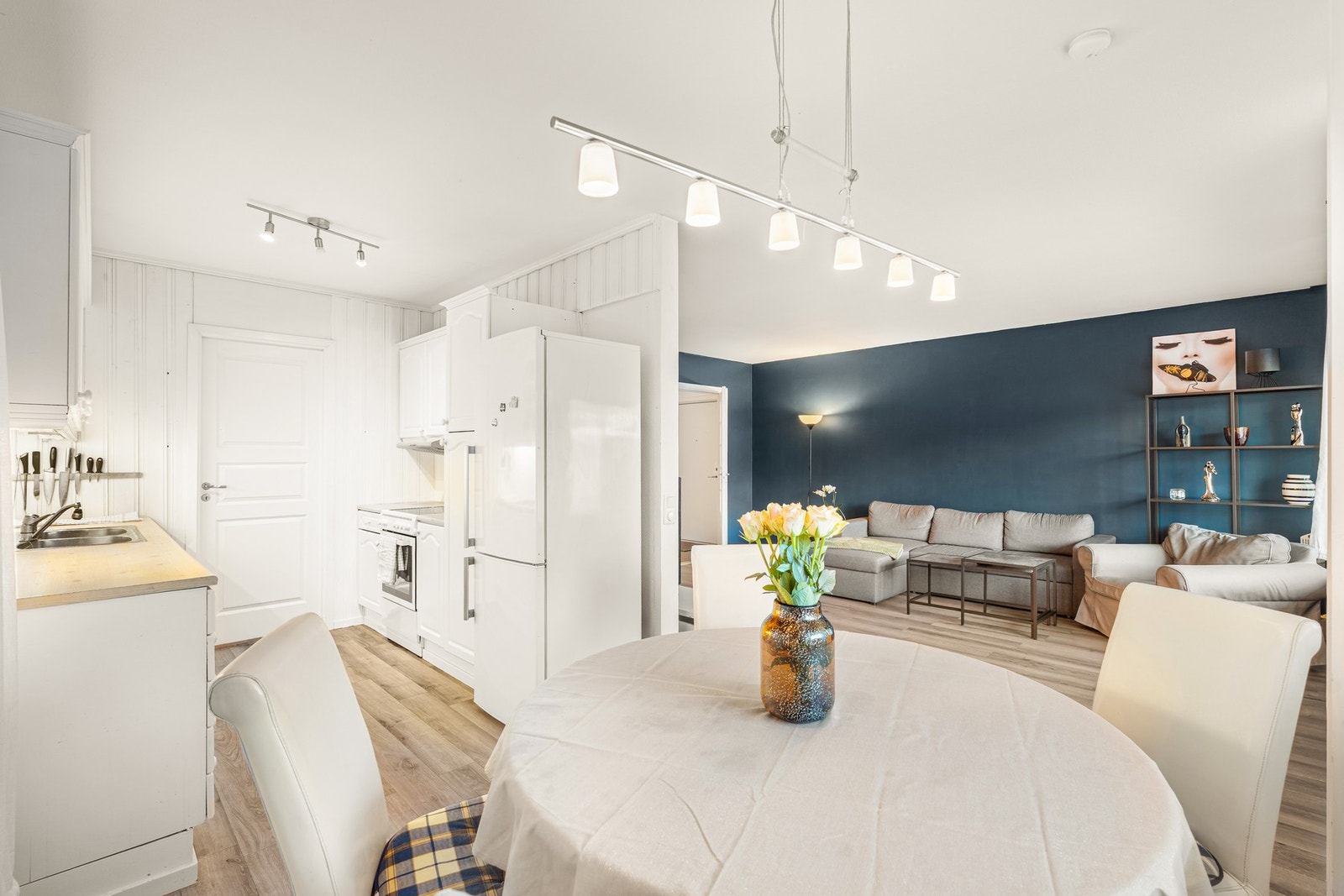 Kombinert stue- og kjøkken på hele 33,5 m². Galleribilde