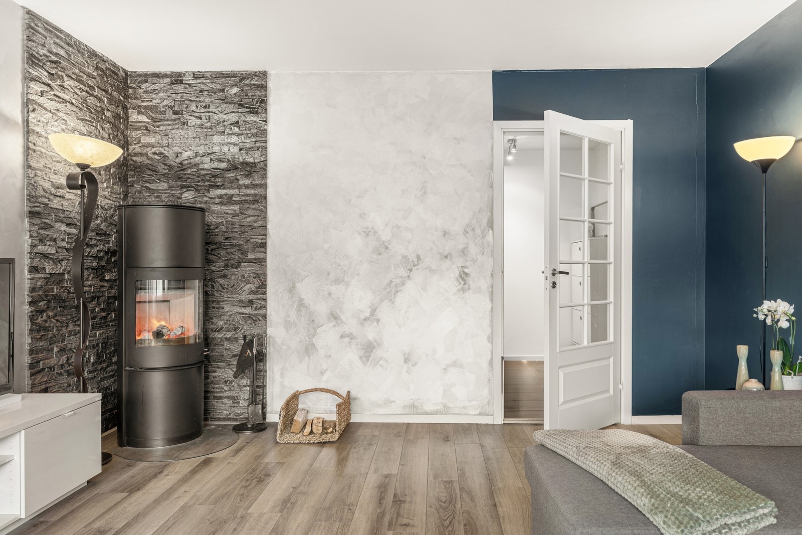 Vedfyring gir både effektiv oppvarming og en koselig atmosfære på kalde vinterkvelder. Galleribilde