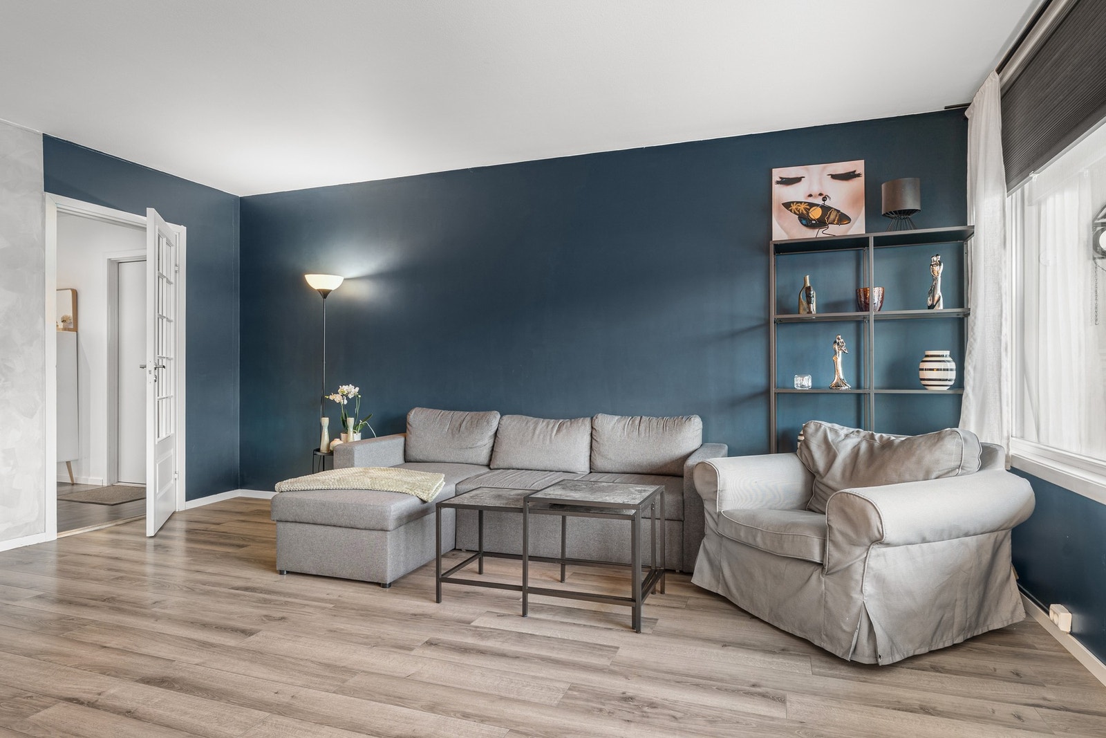 Pen og innholdsrik 3-roms leilighet med attraktiv beliggenhet i 1. etasje. Galleribilde