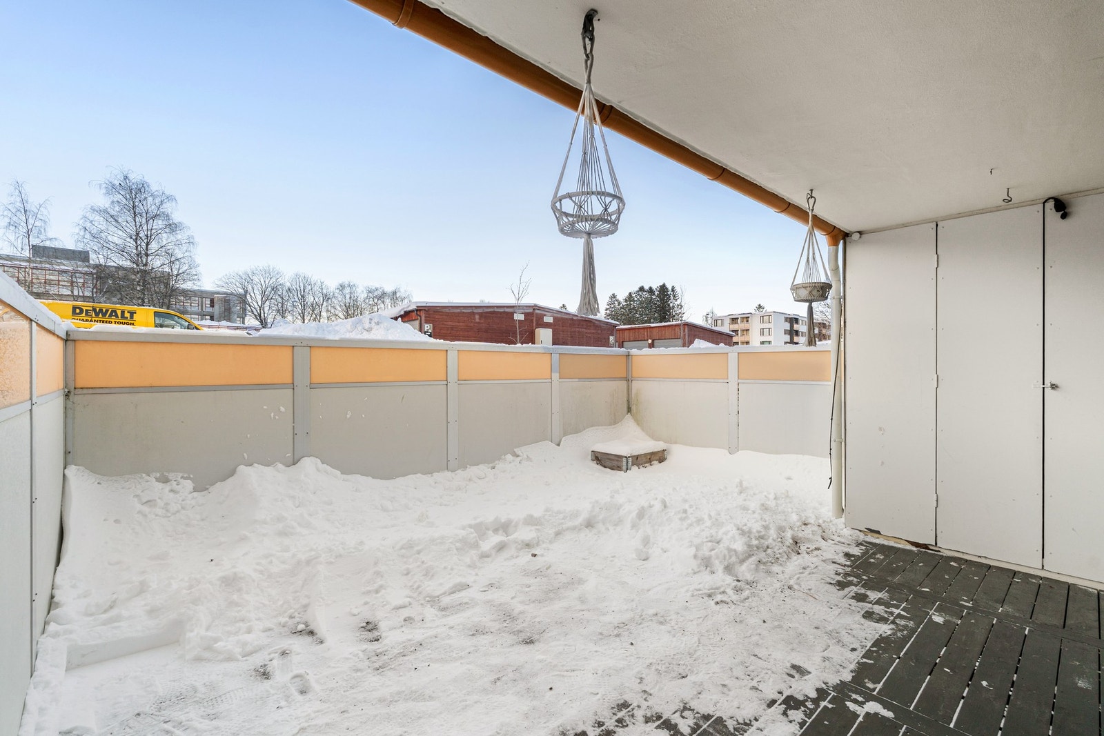 Terrassen er på hele 28 m² og gir rikelig plass til loungemøbler, grill og et hyggelige uteområde. Galleribilde