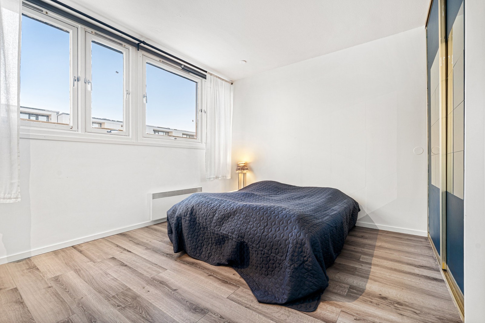 Soverom to på 13,5 m² med veggmontert garderobeskap. Galleribilde