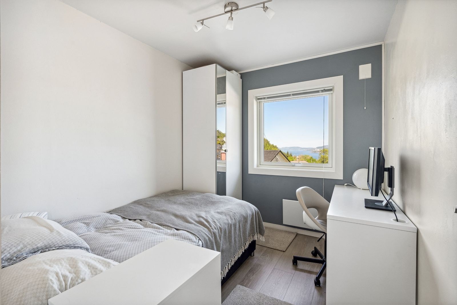 Soverom 2: - Lyst og fint innredet soverom, Innredet med Seng, garderobeskap og skrivepult/stol. Galleribilde