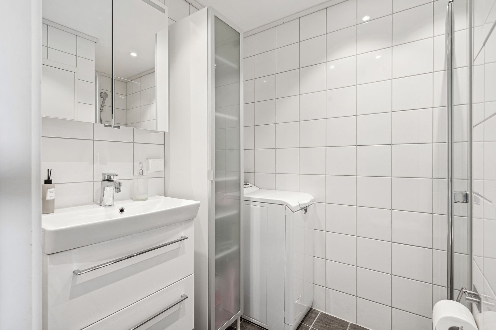 Helfliset bad som holder god standard - Varmtvann og bruk av vaskeri i kjeller er inkludert i leien Galleribilde