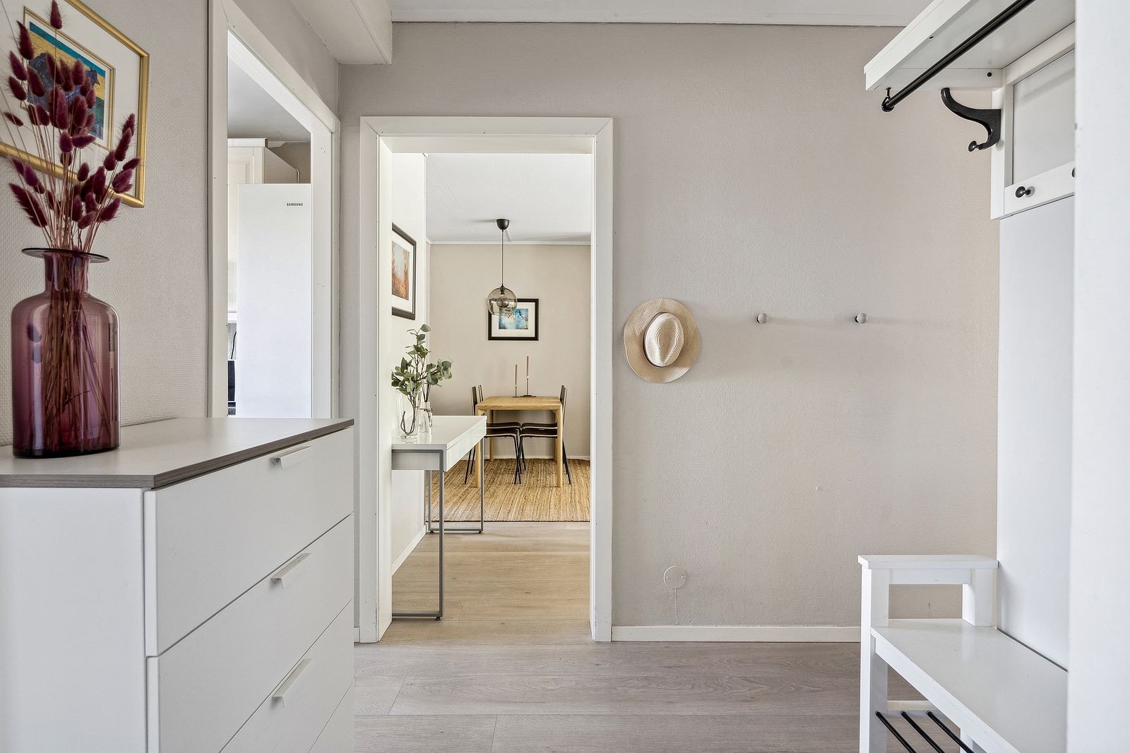 Entre/garderobe - Lys og fin entre innredet med Kommode, skohylleog oppheng for yttertøy. Galleribilde