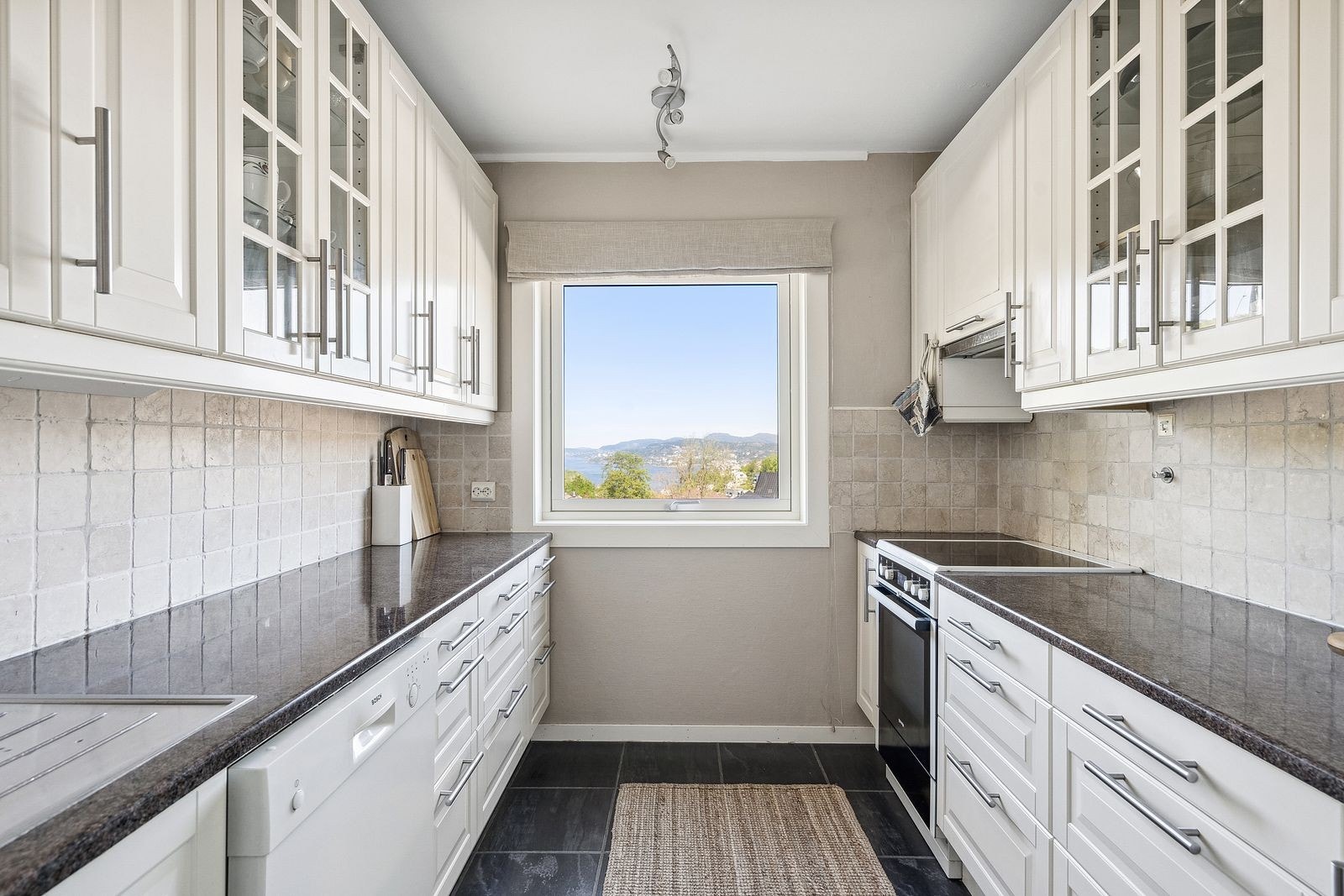 Kjøkkenet sett i fra en annen vinkel - Fra gang/entre og inn i rommet Galleribilde