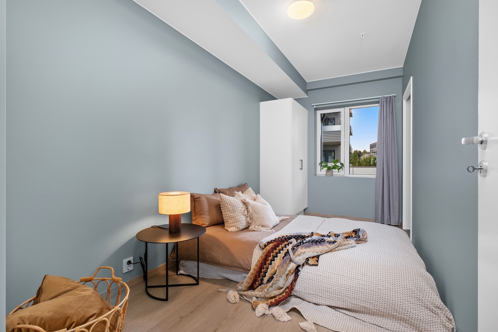 Det største soverommet er på ca. 10 kvm og har plass til dobbeltseng, garderobeløsning og ønsket møblement. Galleribilde