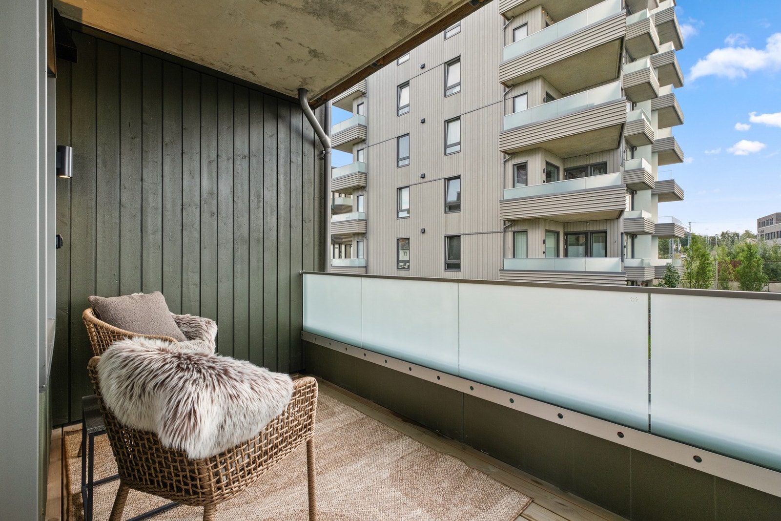 Fra stuen har du utgang til to luftige balkonger med flotte solforhold. Denne balkongen ligger vendt mot øst og har solen fra tidlig på ettermiddagen. Galleribilde