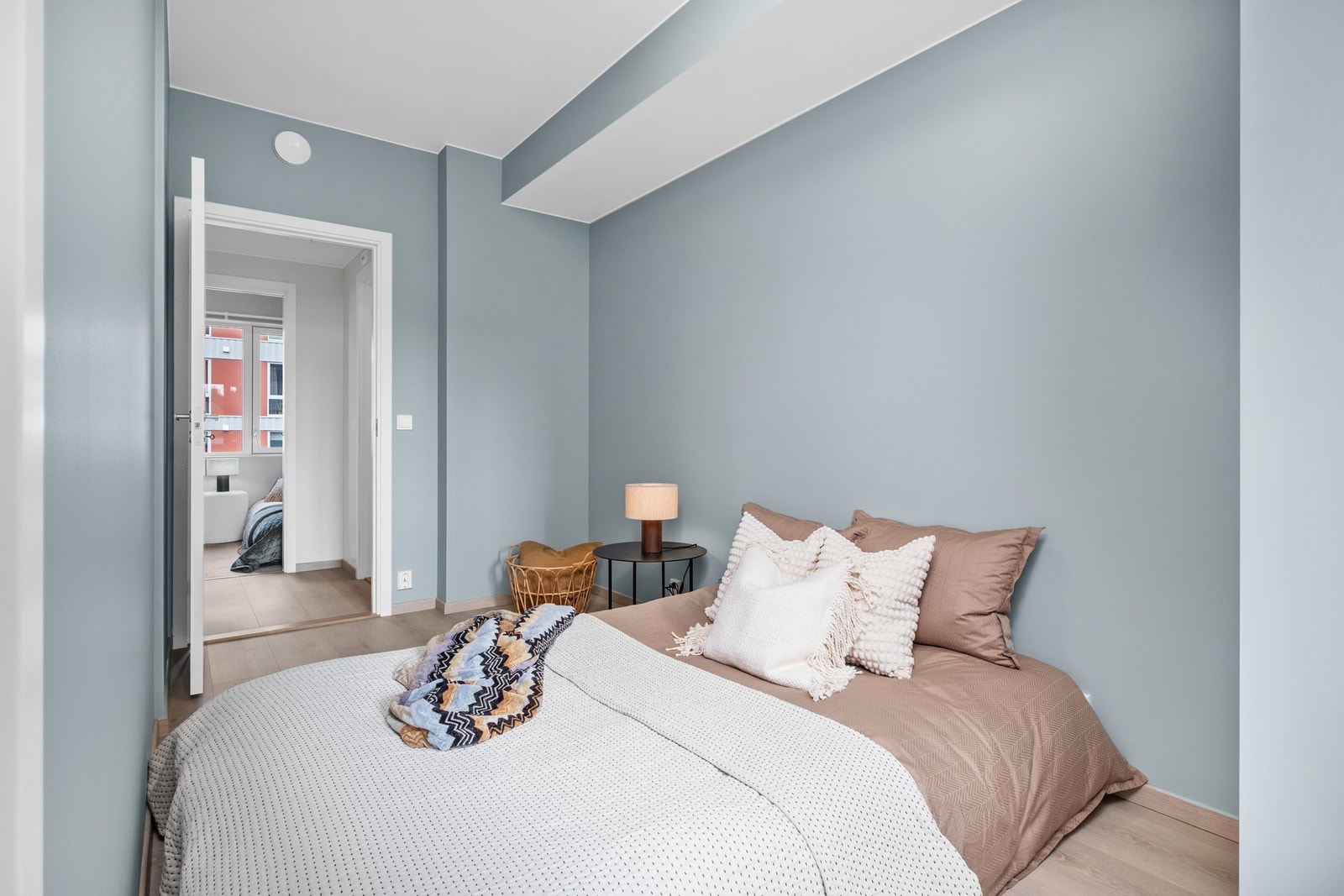 Med to inngangsdører til soverommet får du svært fleksible møbleringsmuligheter. Galleribilde