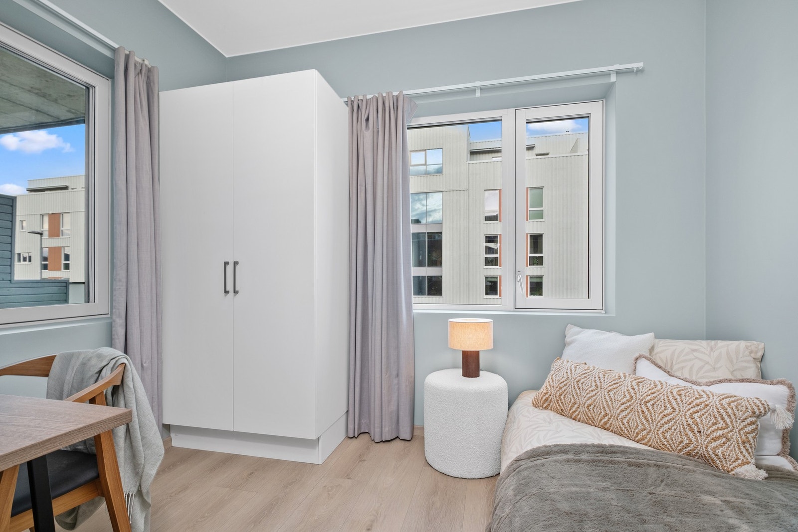 Det andre soverommet er på ca. 7 kvm med plass til seng, garderobeskap og skrivebord. Garderobeløsning medfølger. Galleribilde