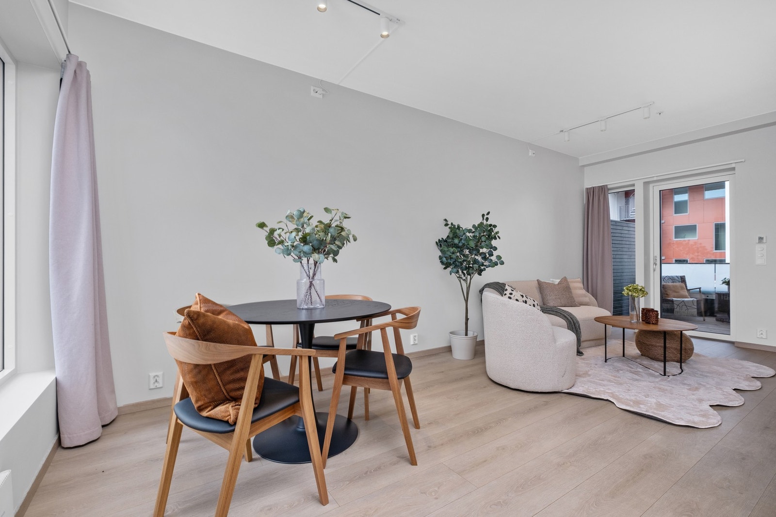 Stuen er malt i et moderne og delikat fargevalg. God belysning med spotskinner i himling. Galleribilde