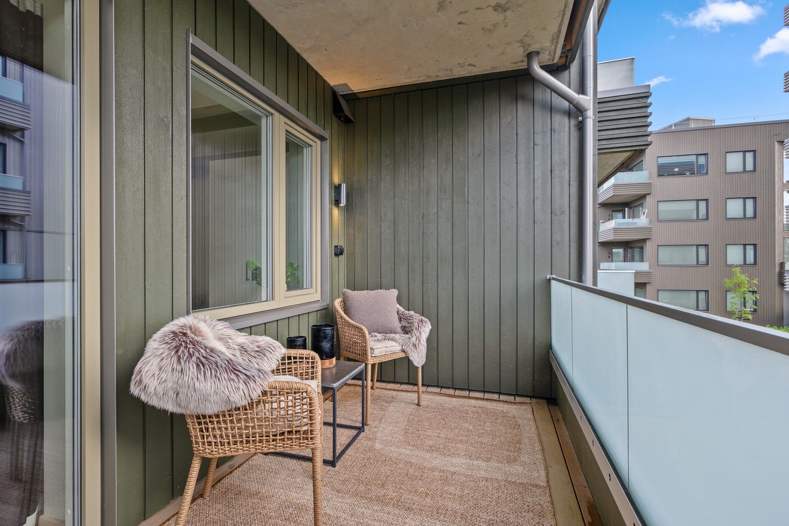 Med en overbygd balkong kan du enkelt innrede med ønsket utemøblement, uten bekymringer for værforholdene. Galleribilde