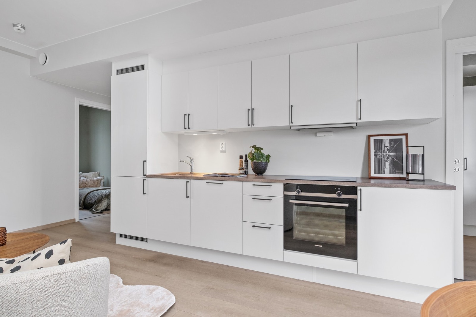 Moderne kjøkken med integrert platetopp, stekeovn, oppvaskmaskin og kjøl/fryseskap. Her får du svært gode oppbevaringsmuligheter i både over- og underskap. Galleribilde