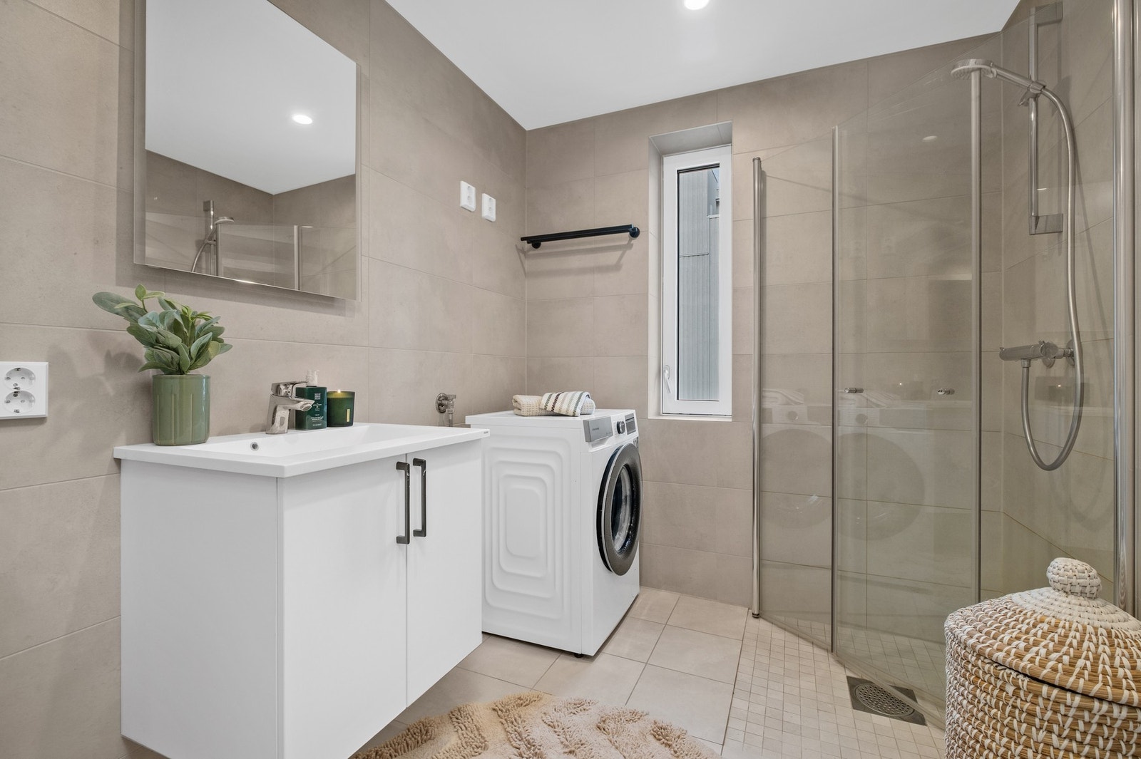 Delikat, flislagt bad med behagelig gulvvarme. Badet er utstyrt med opplegg til vaskemaskin. Galleribilde