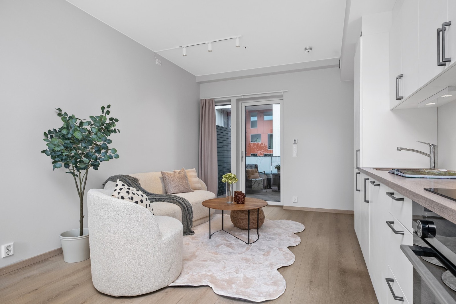 I den andre enden av stuen har du utgang til en vestvendt balkong. Galleribilde