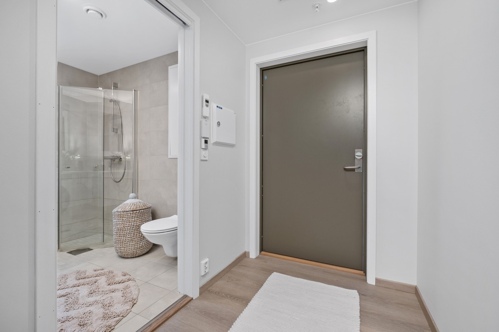 Innbydende entré med porttelefon og brytere for varme- og ventilasjonsstyring. Galleribilde