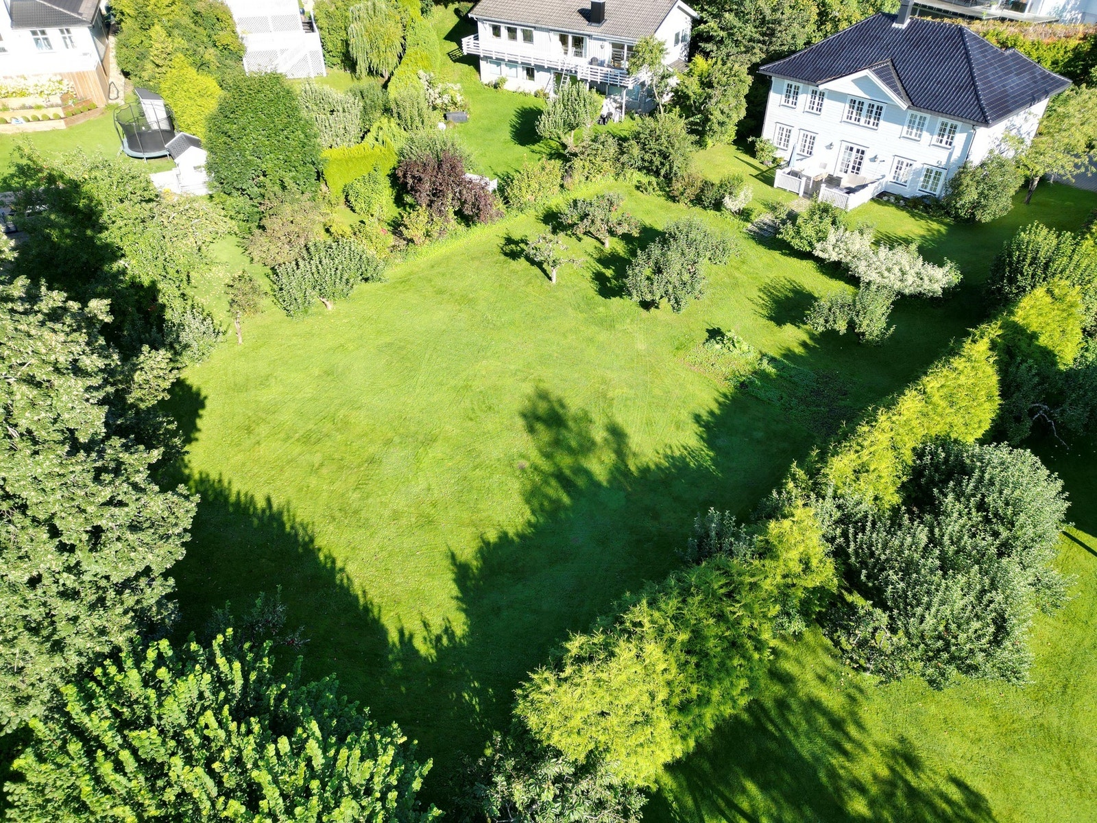 Etablert nabolag med attraktive villaer som naboer Galleribilde