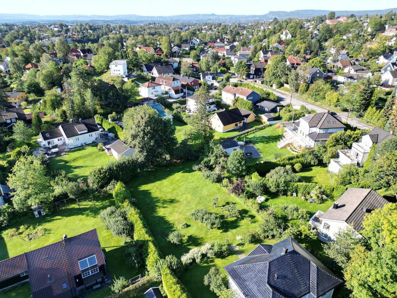 Tomten og plassering av huset er sør-sørvest som gir gode lysforhold sommer og vinter Galleribilde