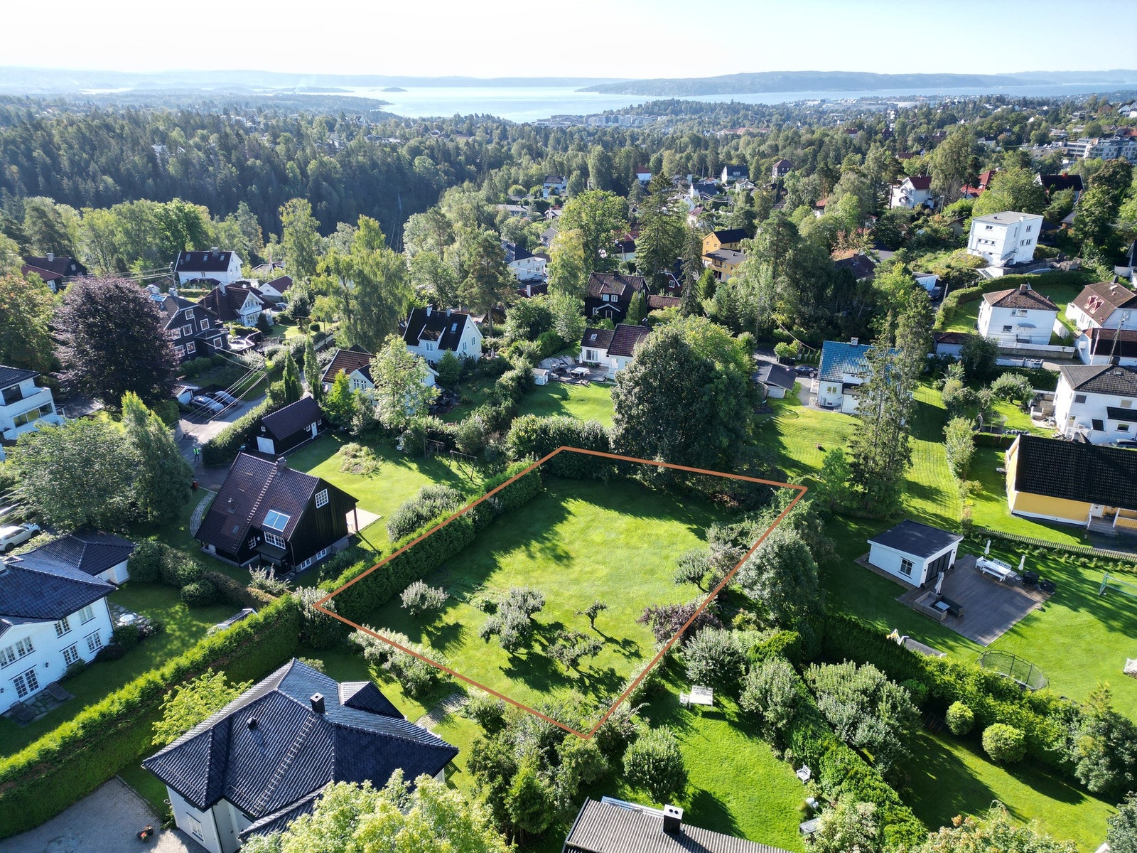 Flat, solrik tomt med rammetillatelse fra desember 2025 Galleribilde