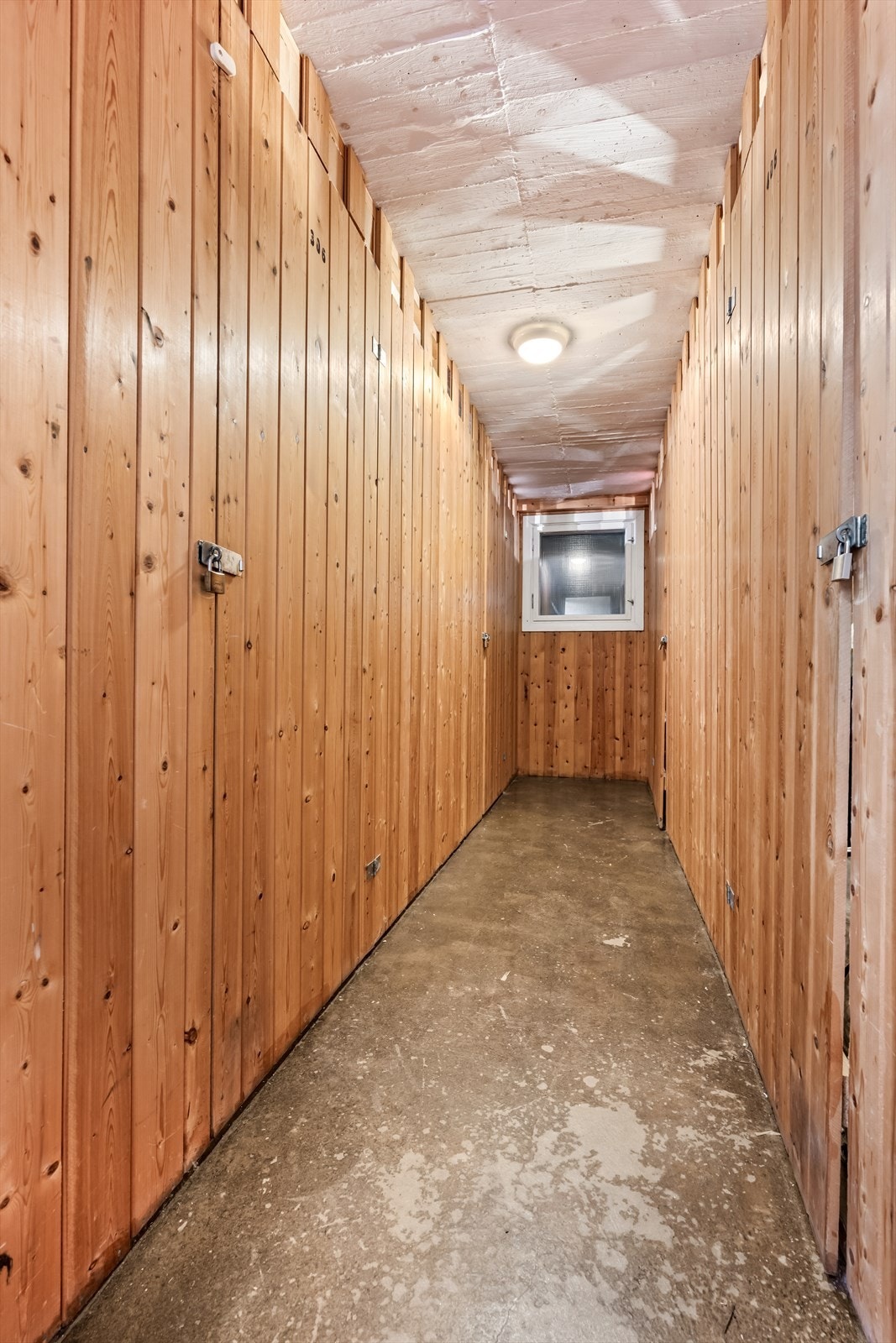 Med leiligheten medfølger 2 boder på hhv. ca 4 kvm hver. Det er også en hyllebod til leiligheten. Galleribilde