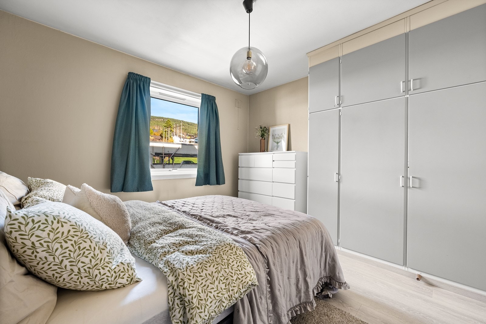 Hovedsoverommet har plass til dobbeltseng og nattbord. Innbygde skap med god plass til oppbevaring. Galleribilde