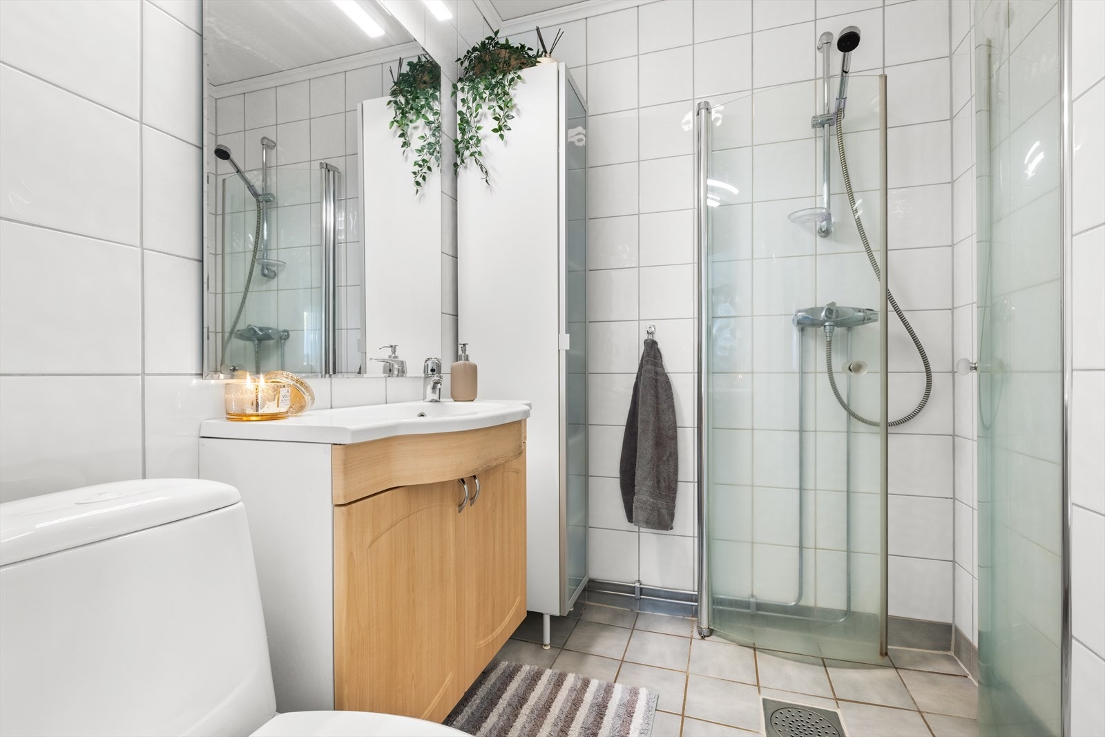 Det er fliser på gulv og vegger. Elektriske varmekabler i gulvet. Galleribilde