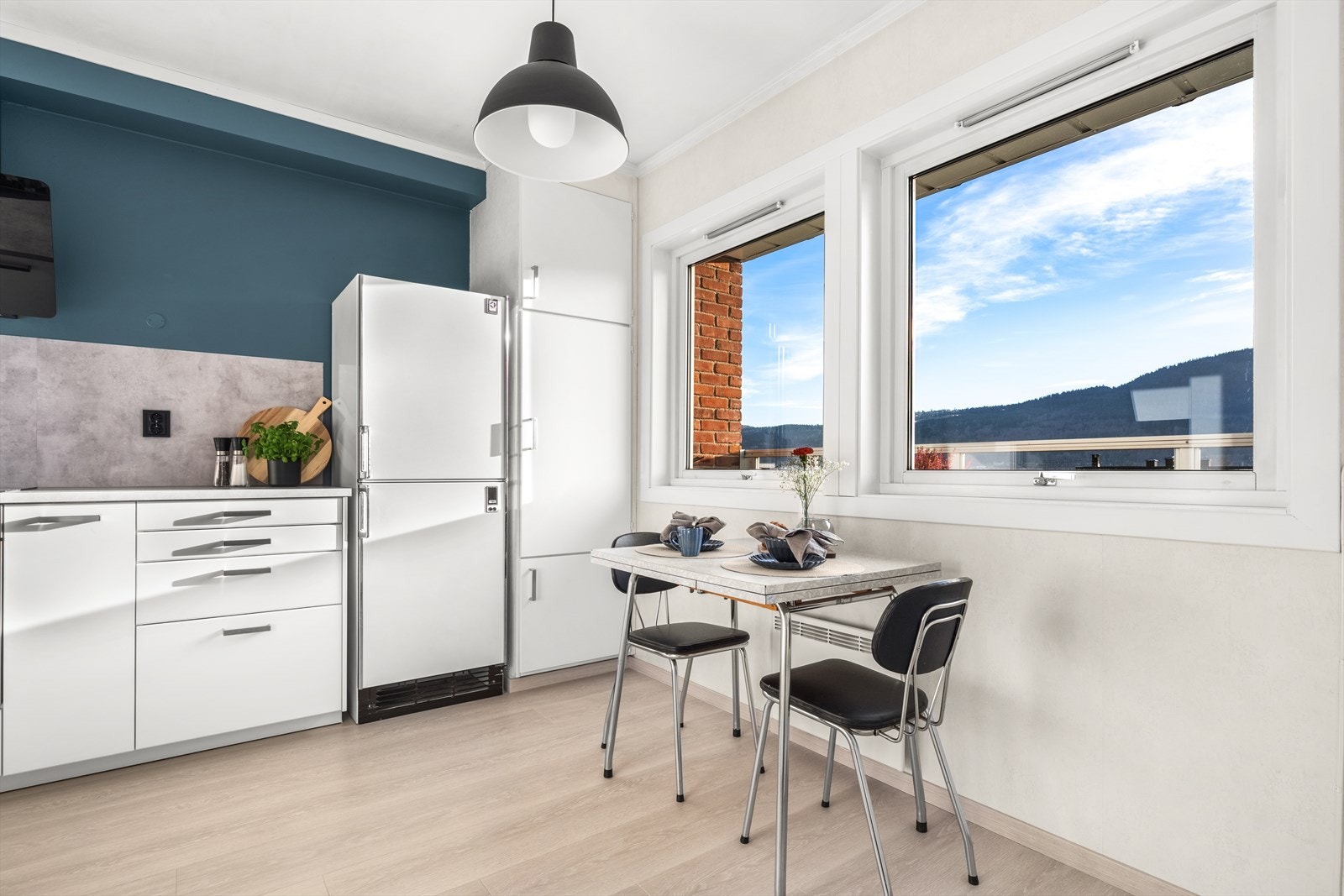 Leiligheten holder en moderne standard med lyse overflater. Galleribilde