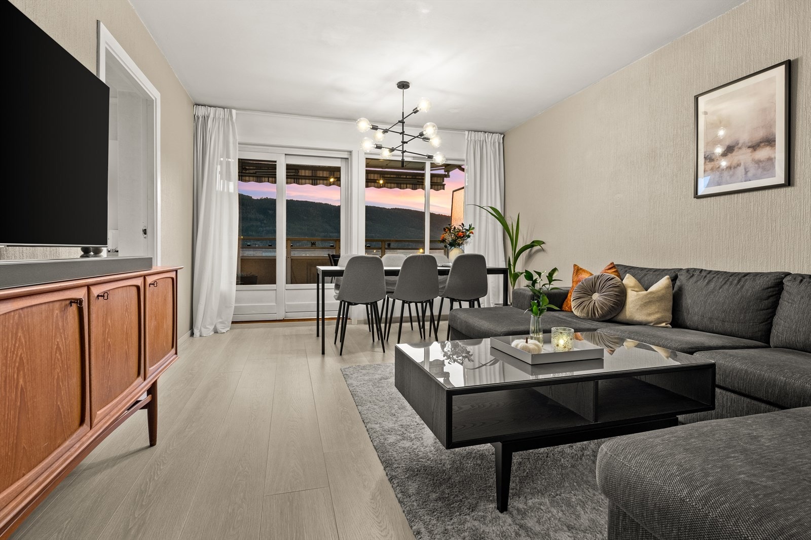 Fra stuen har man videre utgang til en romslig balkong. Galleribilde