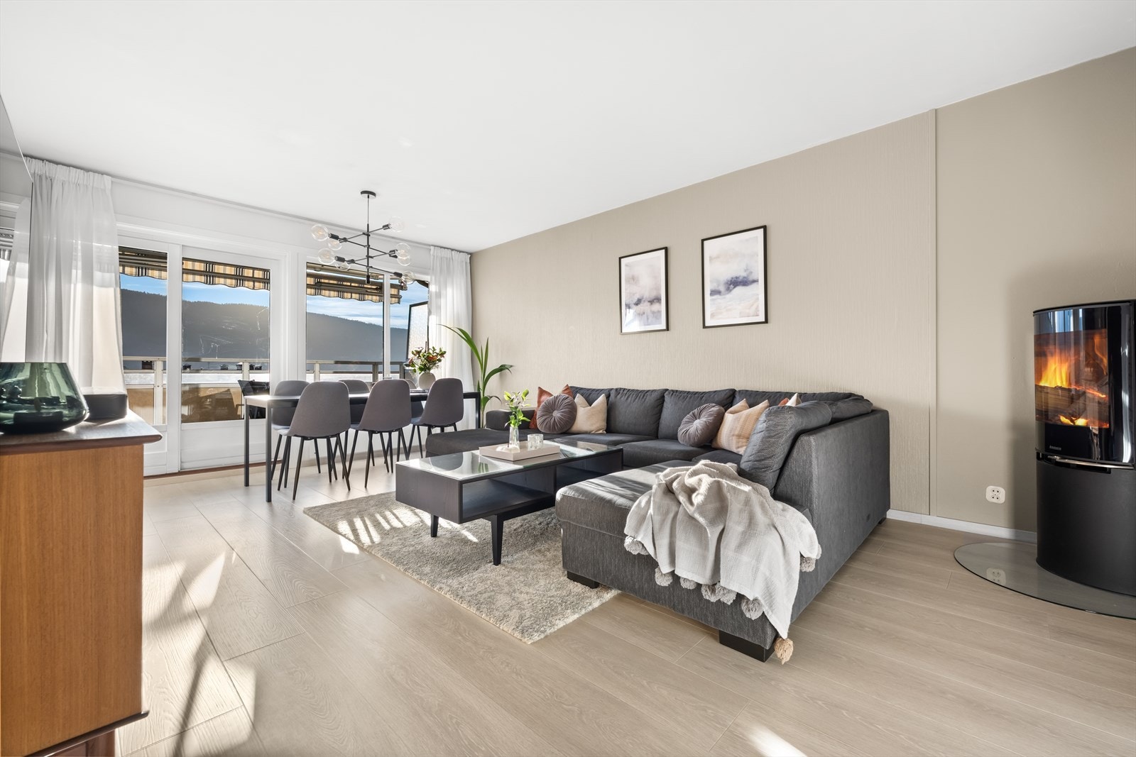 Stuen oppleves som lys og er malt i moderne farger. Galleribilde