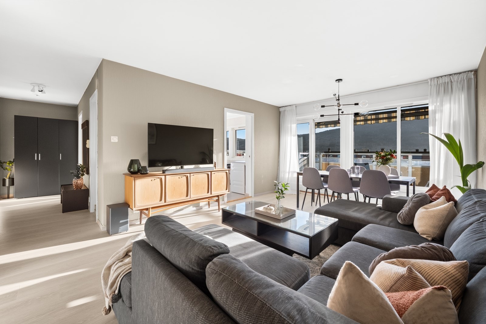 Det er inngang til kjøkken fra stue, med dør som kan lukkes. Galleribilde