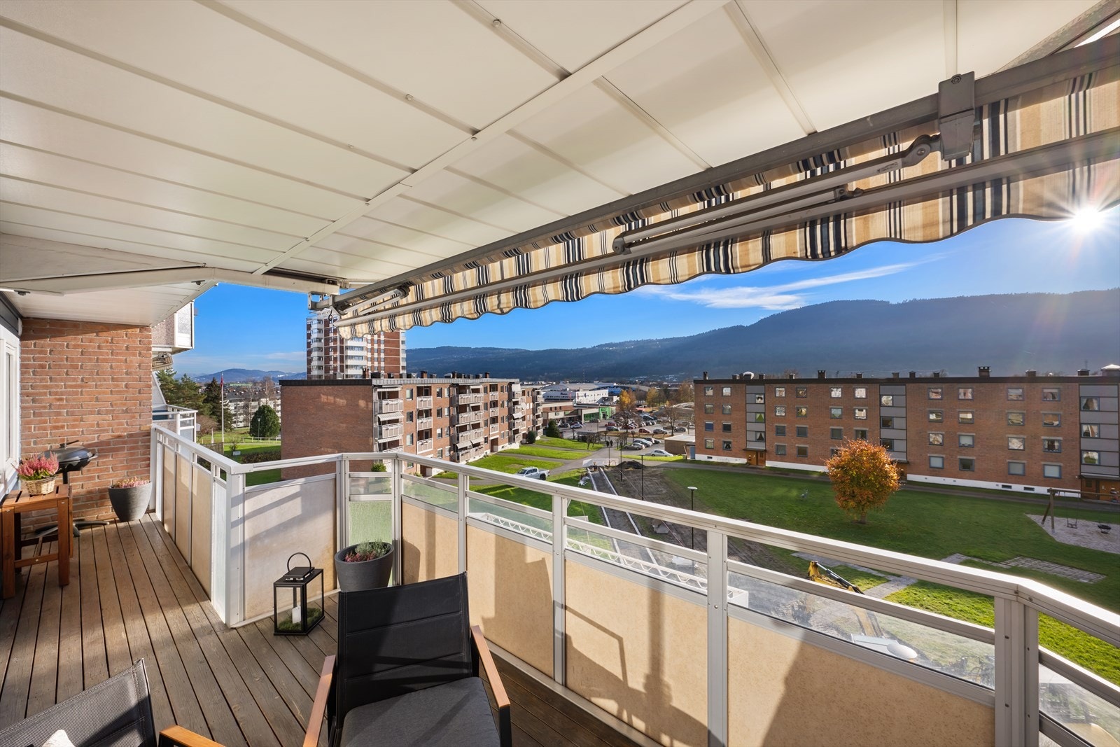 Leiligheten ligger ypperlig til mot et parkmessig opparbeidet fellesareal. Korte avstander til "alt". Galleribilde