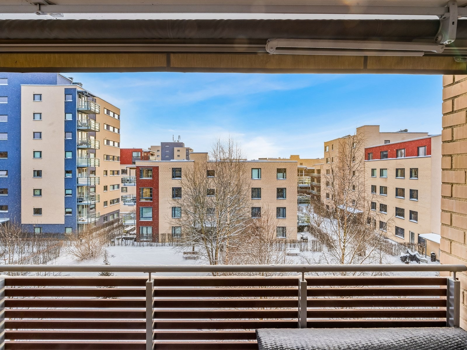 Balkongen er vendt inn mot rolig gårdsrom. Galleribilde