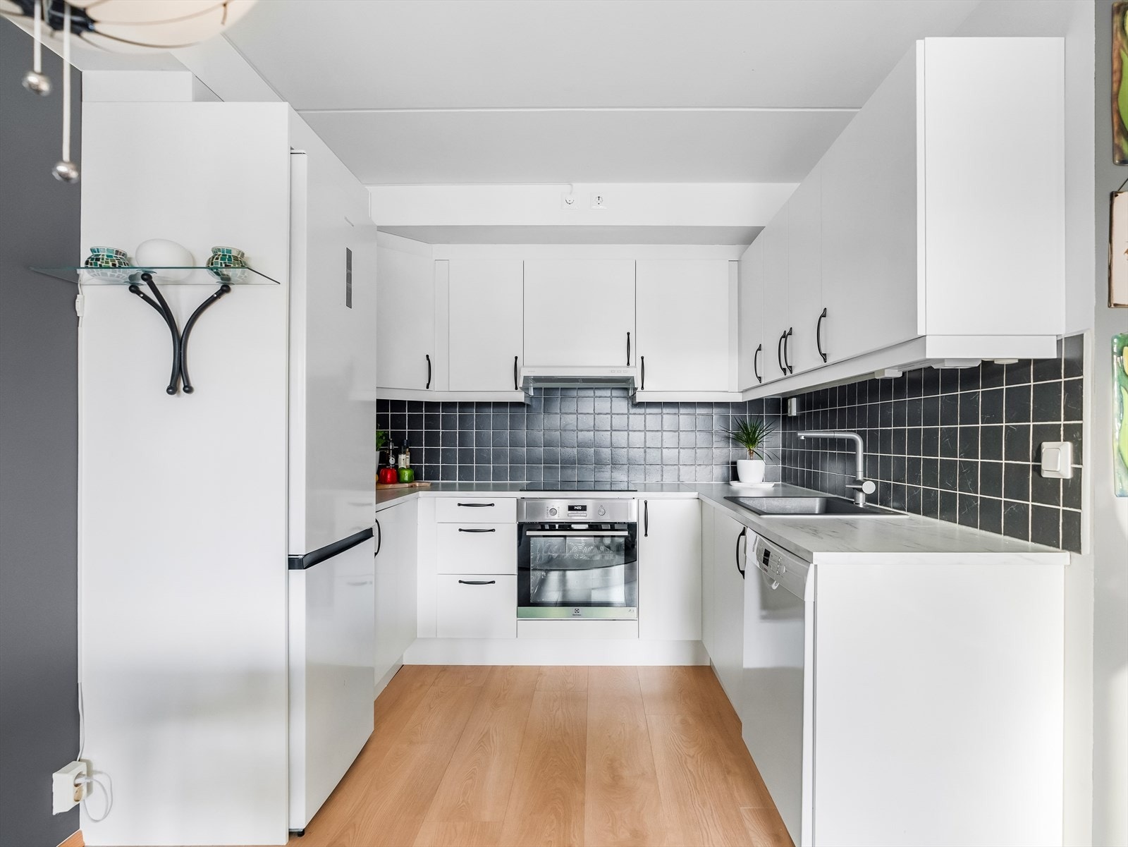 Videre er det satt inn stekeovn og platetopp integrert i innredningen, samt opplegg for oppvaskmaskin. Galleribilde