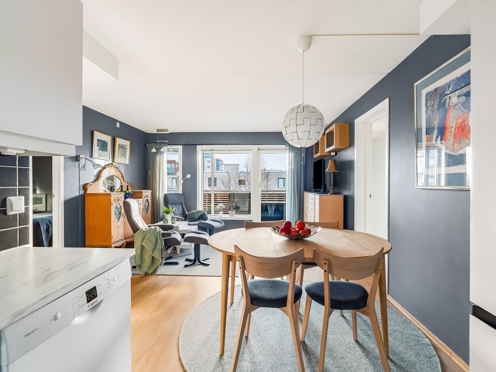 Det er god plass til sofa, tv-møbel og spisebord. Galleribilde